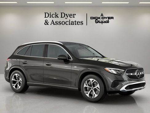 Used 2025 Mercedes-Benz GLC 350e 4MATIC image 3