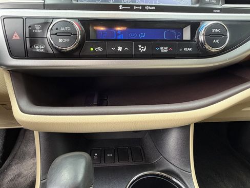 Used 2017 Toyota Highlander Limited Platinum FWD image 27