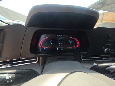 Used 2025 Hyundai Elantra Hybrid FWD image 15