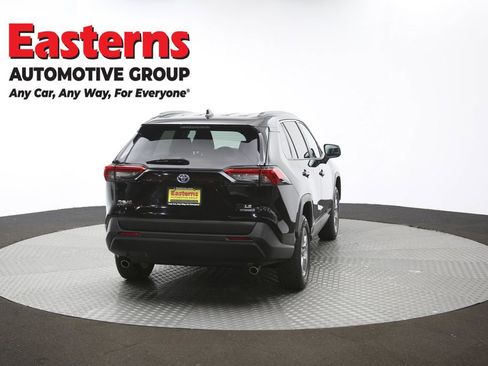 Used 2022 Toyota RAV4 LE AWD/4WD image 38