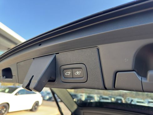 Used 2022 Volvo XC60 B5 Momentum w/ Advanced Package image 14