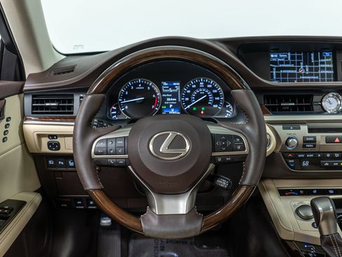 Used 2016 Lexus ES 350 w/ Luxury Package w/Wood Trim image 17