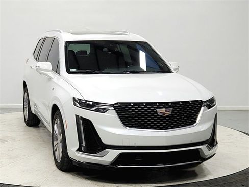 Used 2023 Cadillac XT6 Premium Luxury image 2