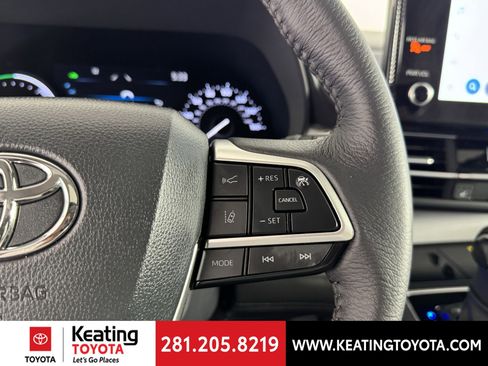 Certified 2025 Toyota Sienna XLE image 30