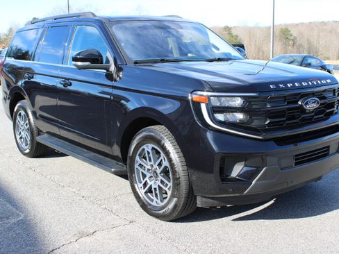 Used 2025 Ford Expedition Active image 4