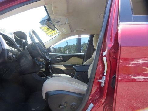 Used 2017 Jeep Cherokee Latitude w/ Safety/Convenience Group FWD image 9