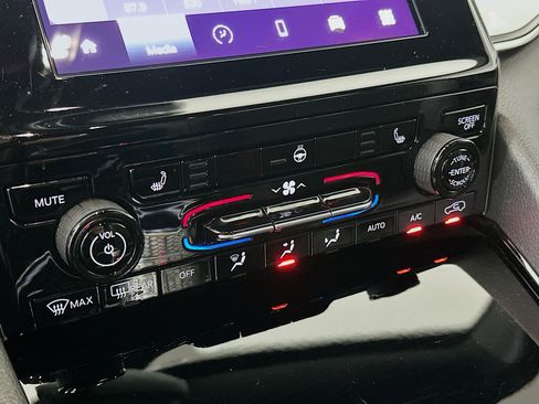 Used 2023 Jeep Grand Cherokee Altitude image 23