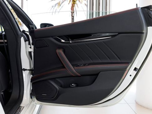 Used 2022 Maserati Quattroporte Modena RWD image 16