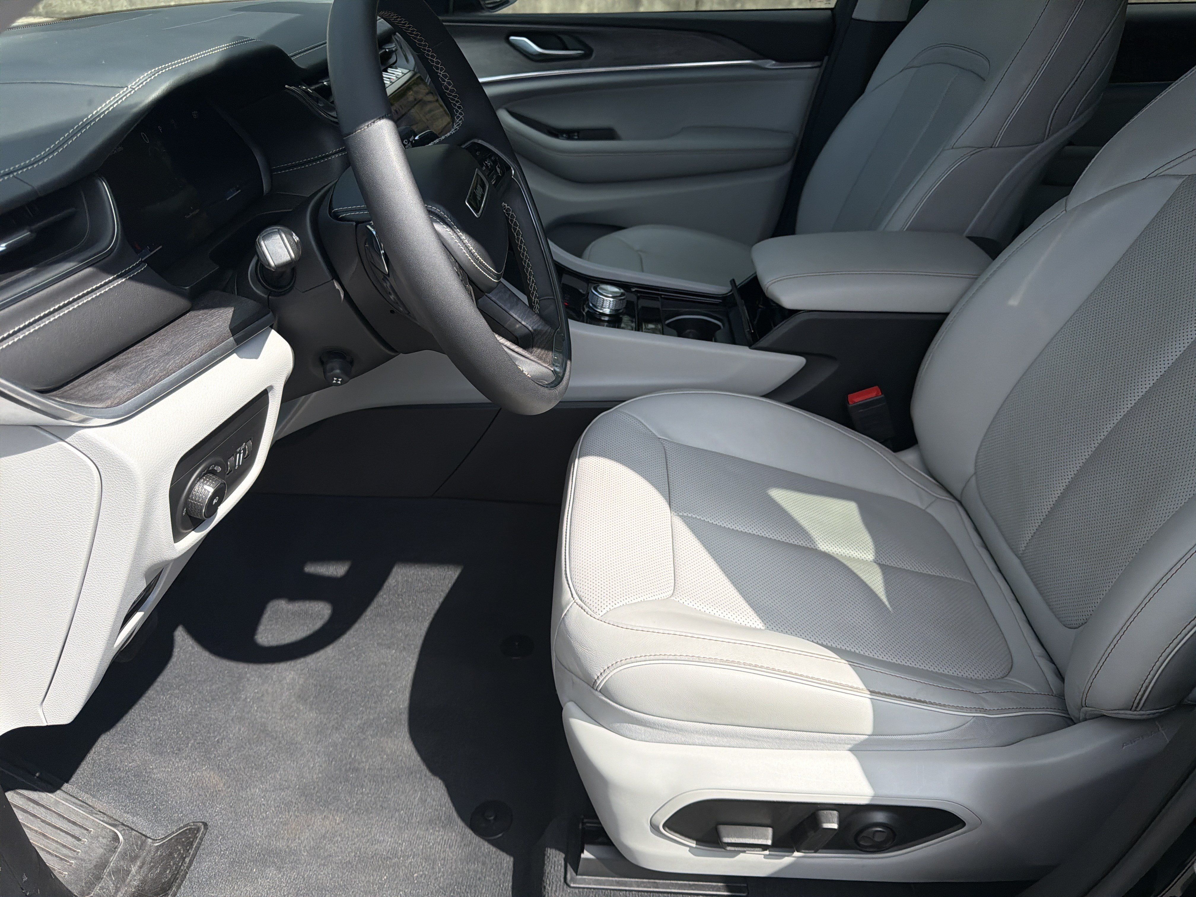 Used 2023 Jeep Grand Cherokee L Overland RWD image 11
