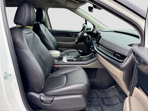 Used 2025 Kia Carnival FWD image 29