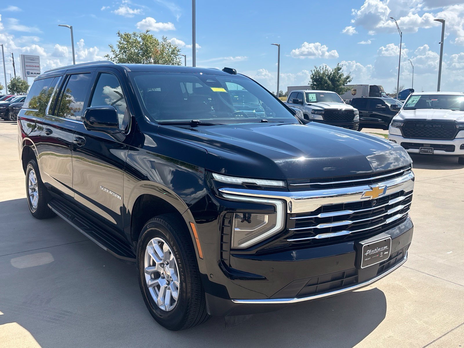 Used 2025 Chevrolet Suburban LT RWD image 7