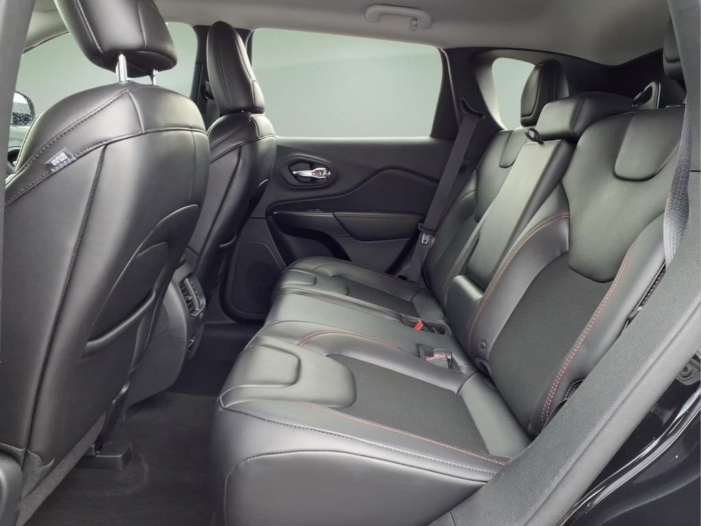 Used 2019 Jeep Cherokee Trailhawk w/ Cold Weather Group AWD/4WD image 16