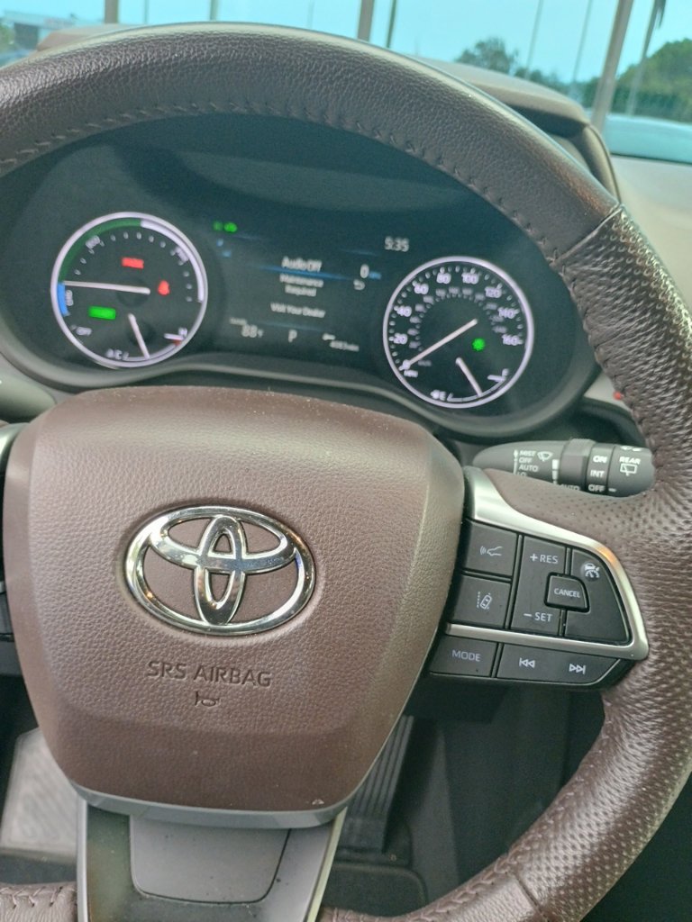Used 2024 Toyota Sienna Platinum FWD image 3
