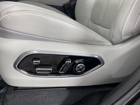 Used 2022 Jeep Grand Cherokee Overland w/ Luxury Tech Group IV image 19