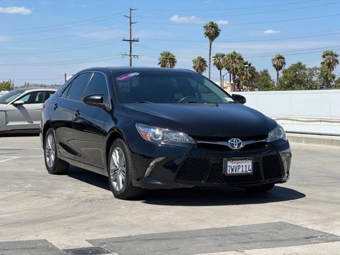 Used 2017 Toyota Camry SE w/ Moonroof Package FWD image 3