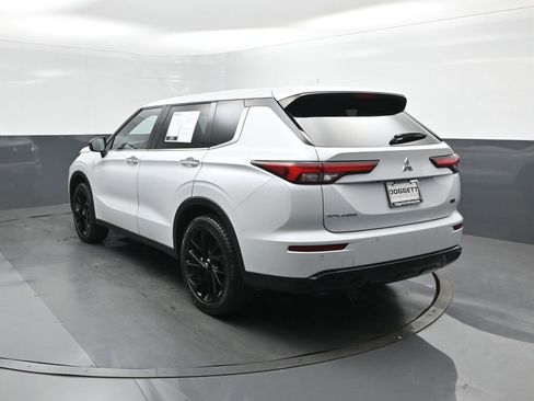Used 2023 Mitsubishi Outlander SE AWD/4WD image 5