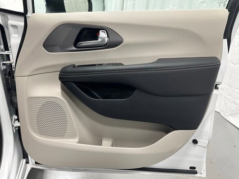 Used 2023 Chrysler Pacifica Touring-L image 56