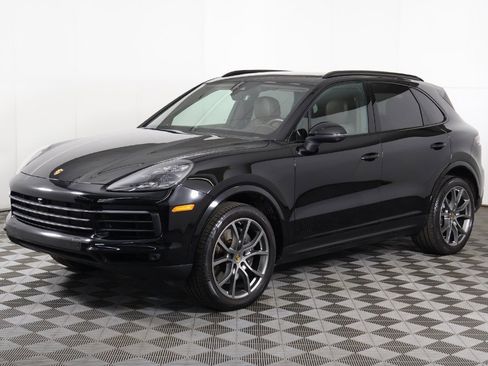 Used 2023 Porsche Cayenne Platinum Edition image 11