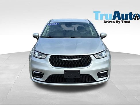 Used 2023 Chrysler Pacifica Touring-L FWD image 2