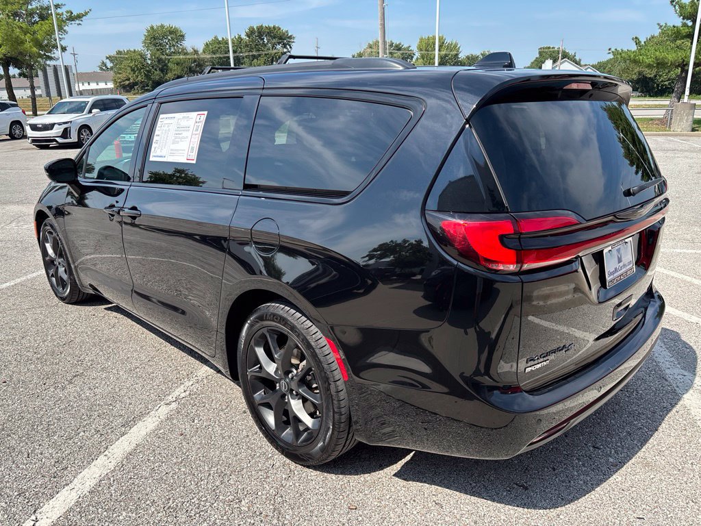 Used 2025 Chrysler Pacifica Limited FWD image 10