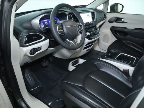Used 2023 Chrysler Pacifica Touring-L image 17