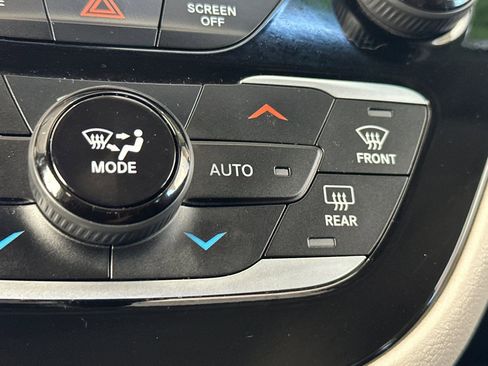 Used 2023 Chrysler Pacifica Touring-L FWD image 31