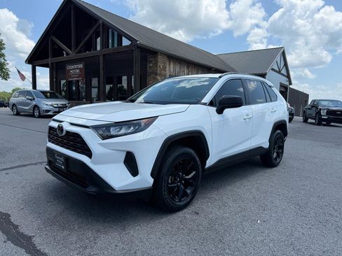 Used 2021 Toyota RAV4 LE FWD image 2