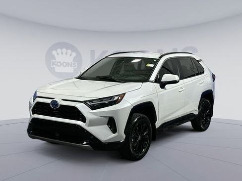 Used 2024 Toyota RAV4 SE image 1