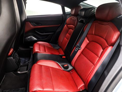 Used 2022 Porsche Taycan image 9