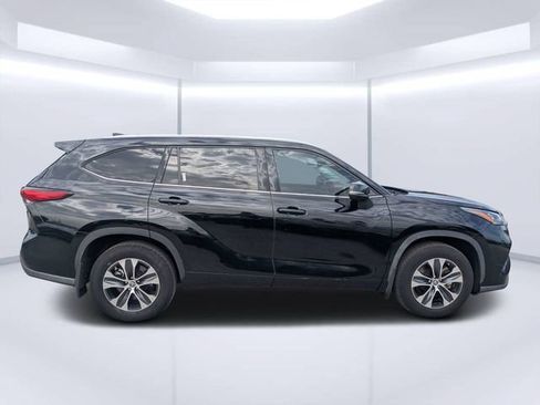 Used 2020 Toyota Highlander XLE FWD image 2
