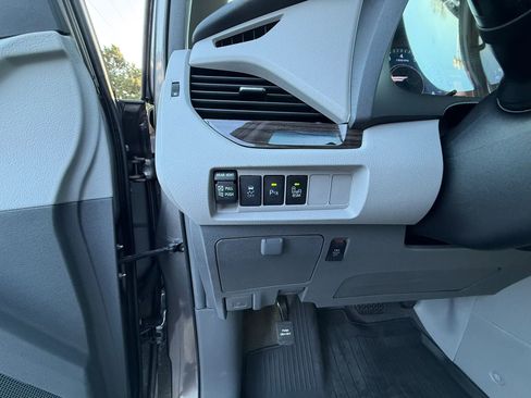 Used 2017 Toyota Sienna XLE Premium w/ Protection Package image 59