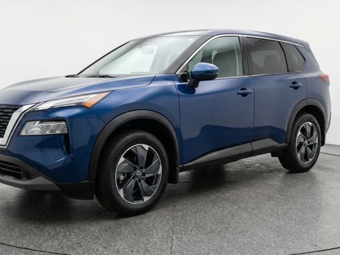 Used 2025 Nissan Rogue SV image 3