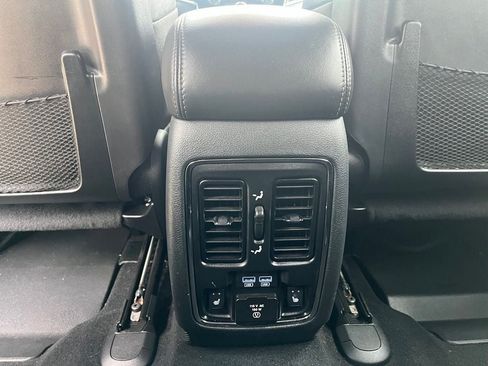 Used 2020 Jeep Grand Cherokee Overland AWD/4WD image 15