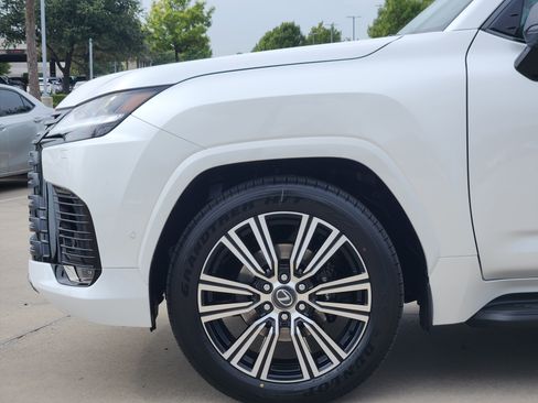 New 2025 Lexus LX 700h Luxury image 9