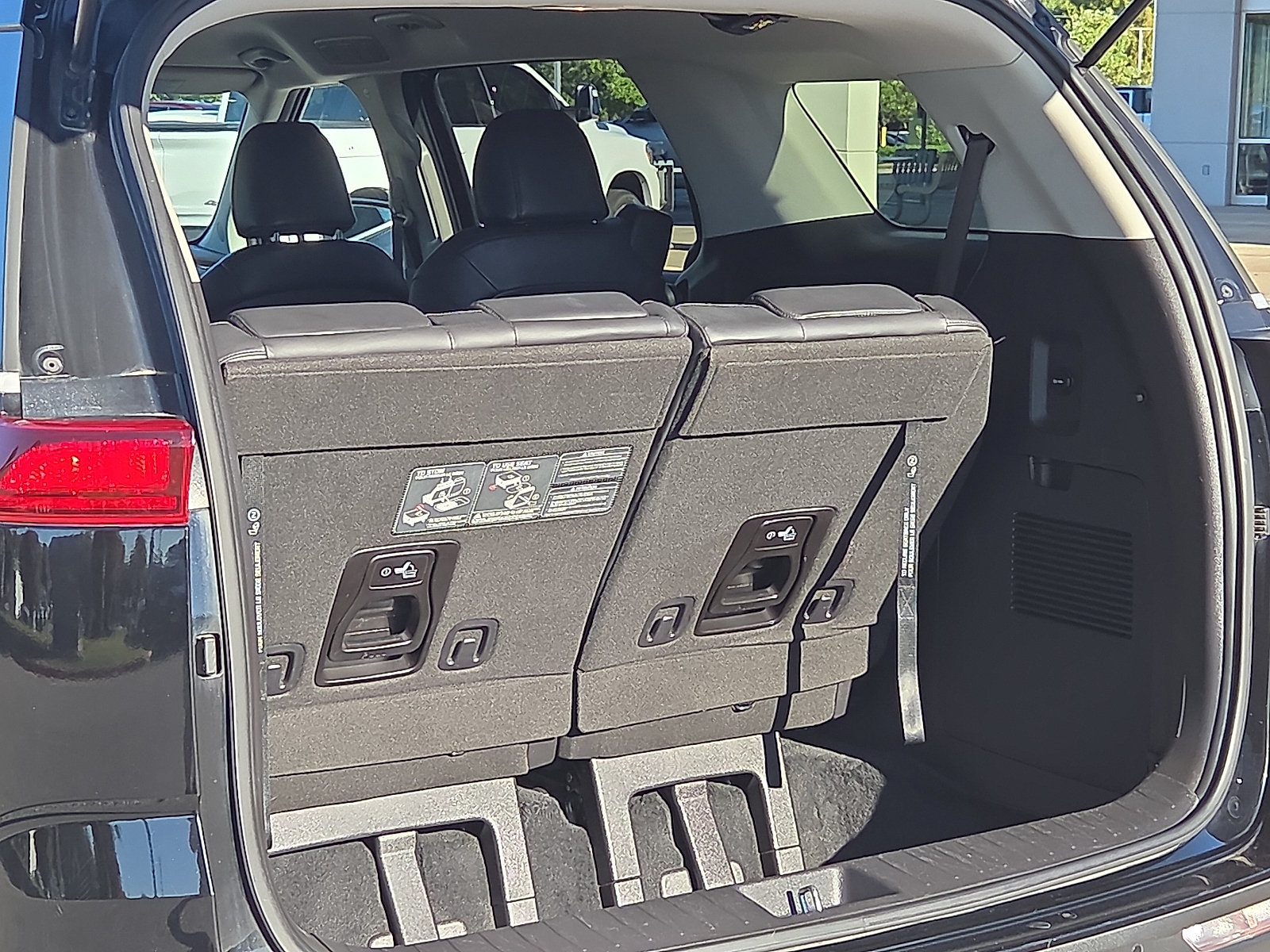 Used 2023 Kia Carnival LX FWD image 8