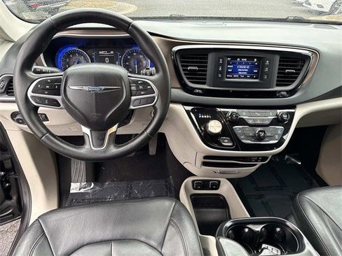 Used 2017 Chrysler Pacifica Touring-L image 17