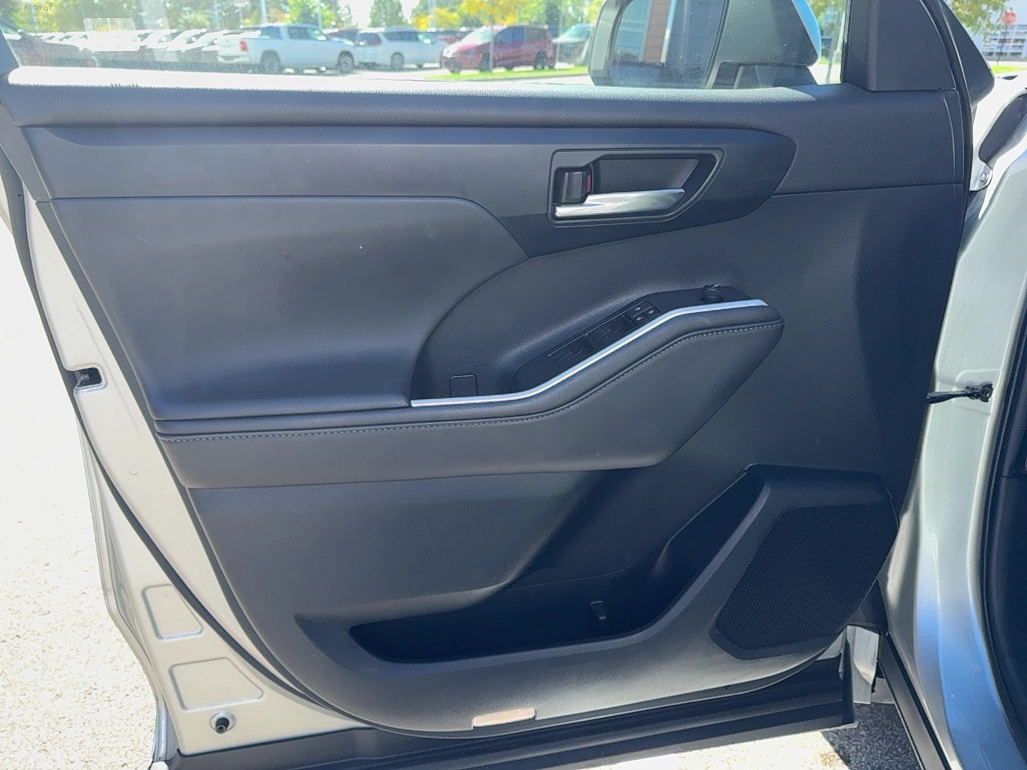 Used 2020 Toyota Highlander XLE AWD/4WD image 16
