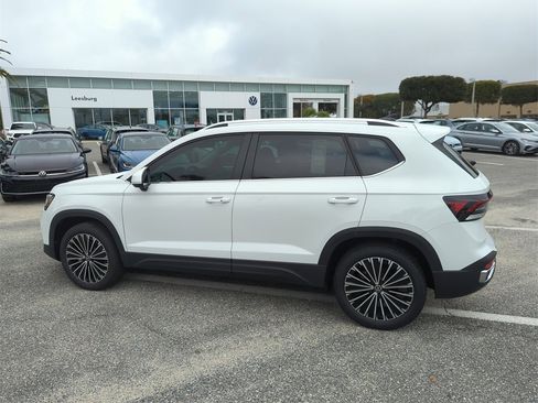 Used 2025 Volkswagen Taos SE image 10