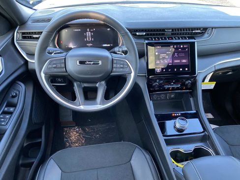 New 2025 Jeep Grand Cherokee Laredo image 9