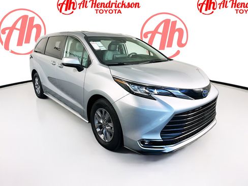 Used 2023 Toyota Sienna XLE image 1