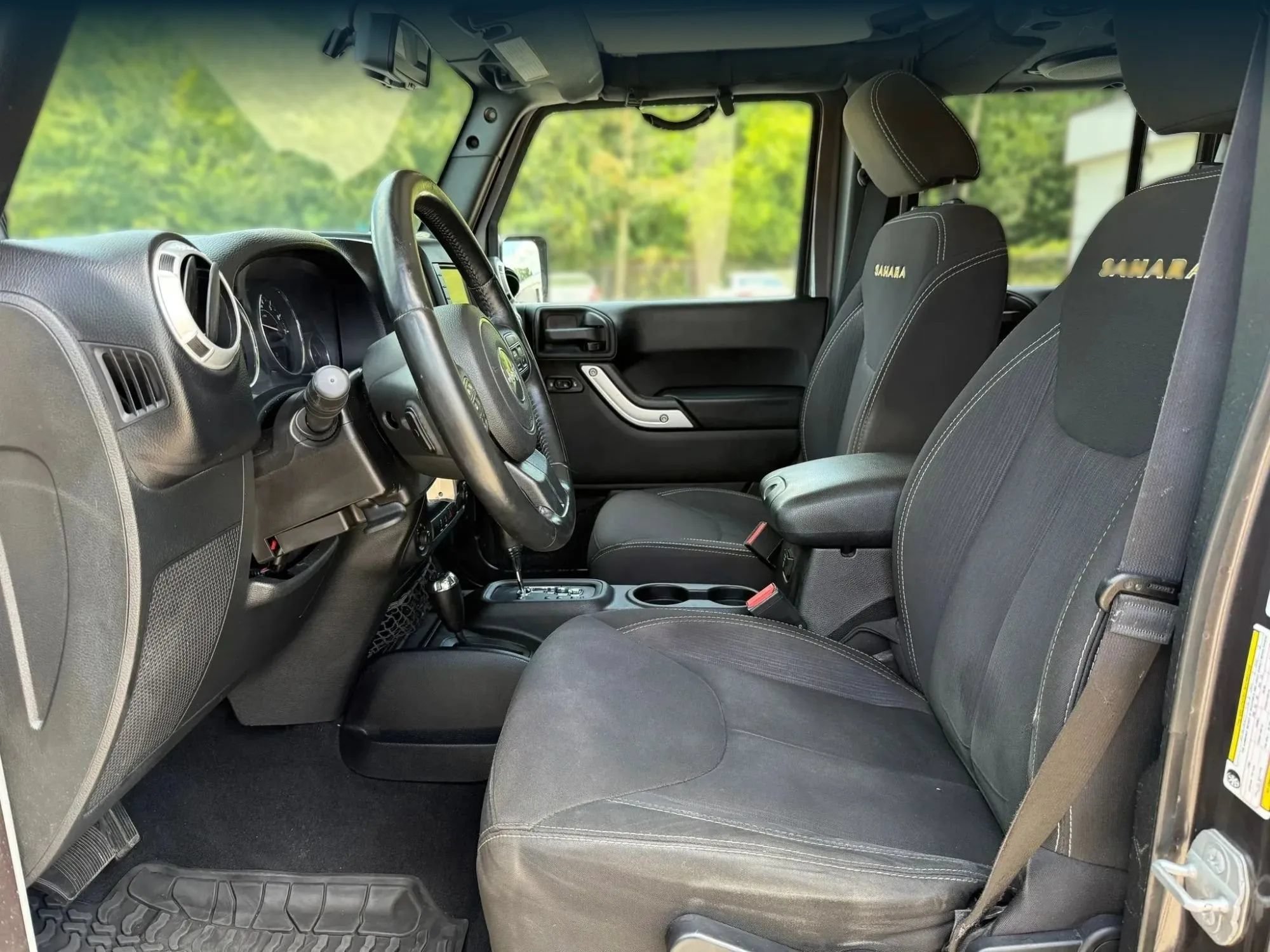 Used 2014 Jeep Wrangler Unlimited Sahara w/ Connectivity Group AWD/4WD image 2