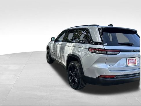 New 2025 Jeep Grand Cherokee Altitude image 4