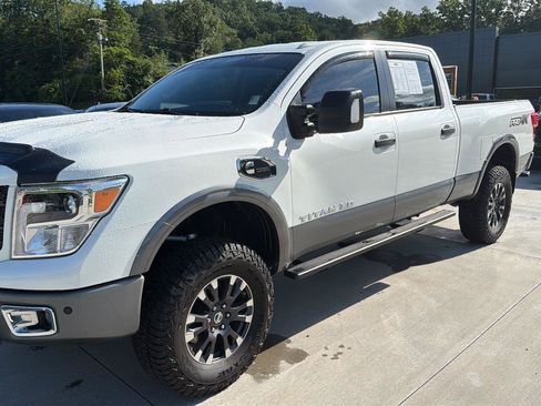 Used 2017 Nissan Titan PRO-4X AWD/4WD image 7