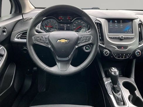 Used 2017 Chevrolet Cruze LT w/ Convenience Package image 5