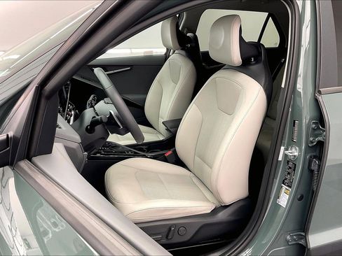 Used 2023 Kia Niro EX image 17