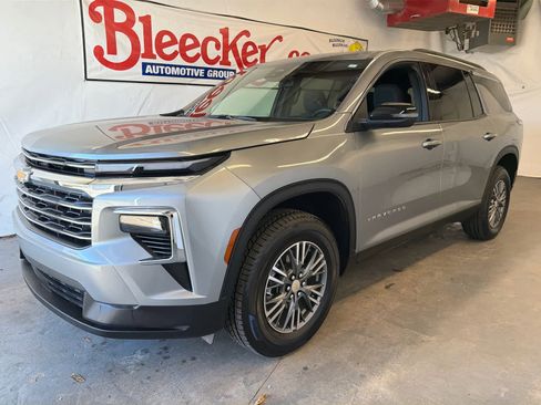 Used 2025 Chevrolet Traverse LT image 2