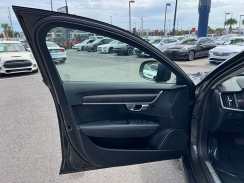Used 2020 Volvo V90 T6 Cross Country image 23