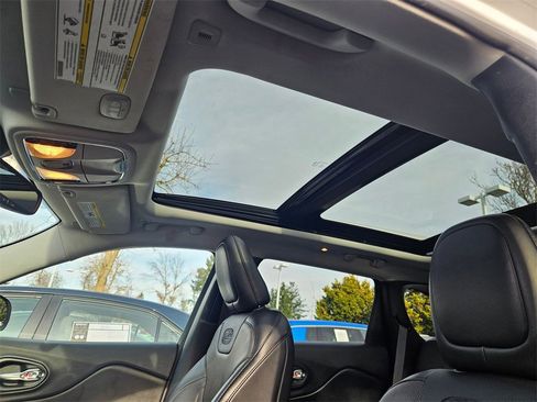 Used 2019 Jeep Cherokee Overland w/ Technology Group image 33