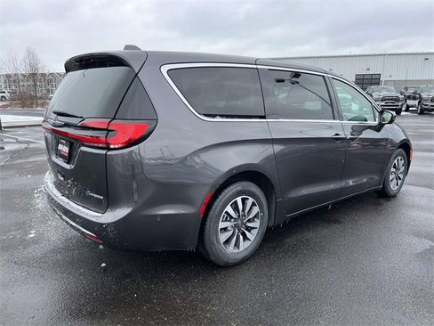Used 2022 Chrysler Pacifica Touring-L w/ Uconnect Theater Family Group image 8