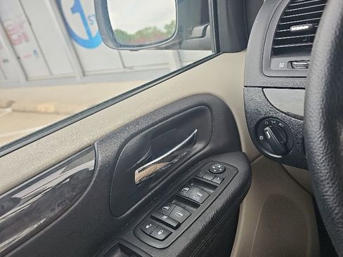 Used 2013 Dodge Grand Caravan SXT FWD image 9